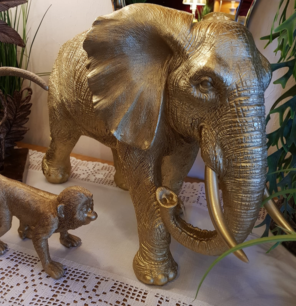 Elefant und Affe in Gold