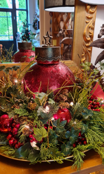 Gesteck_mit_Christbaumkugel